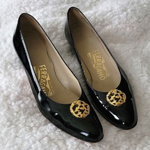 Salvatore Ferragomo Vintage Style Heels Black Gold Embellished 6 6.5 Narrow